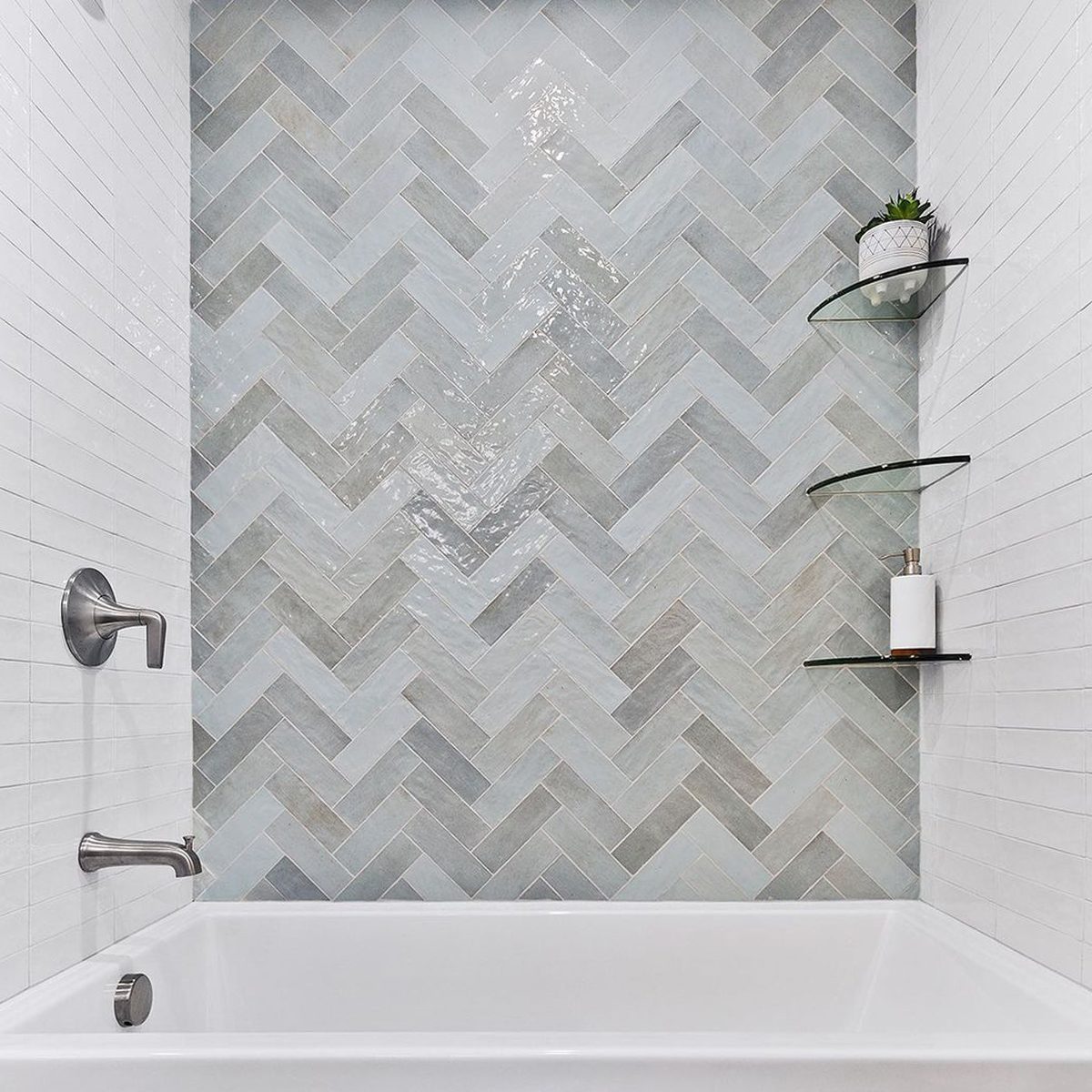 Clean And Modern Bathtub And Shower Combo
