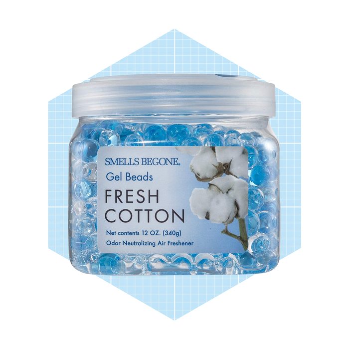 A transparent jar contains blue gel beads, labeled 