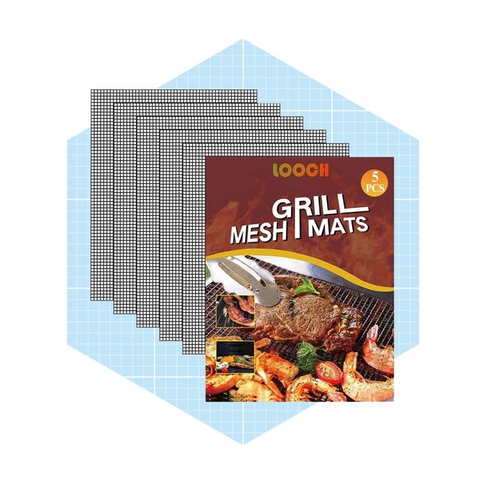 Grill mesh mats are stacked with packaging displaying grilled meat. They are used for cooking, highlighted against a light blue geometric background.