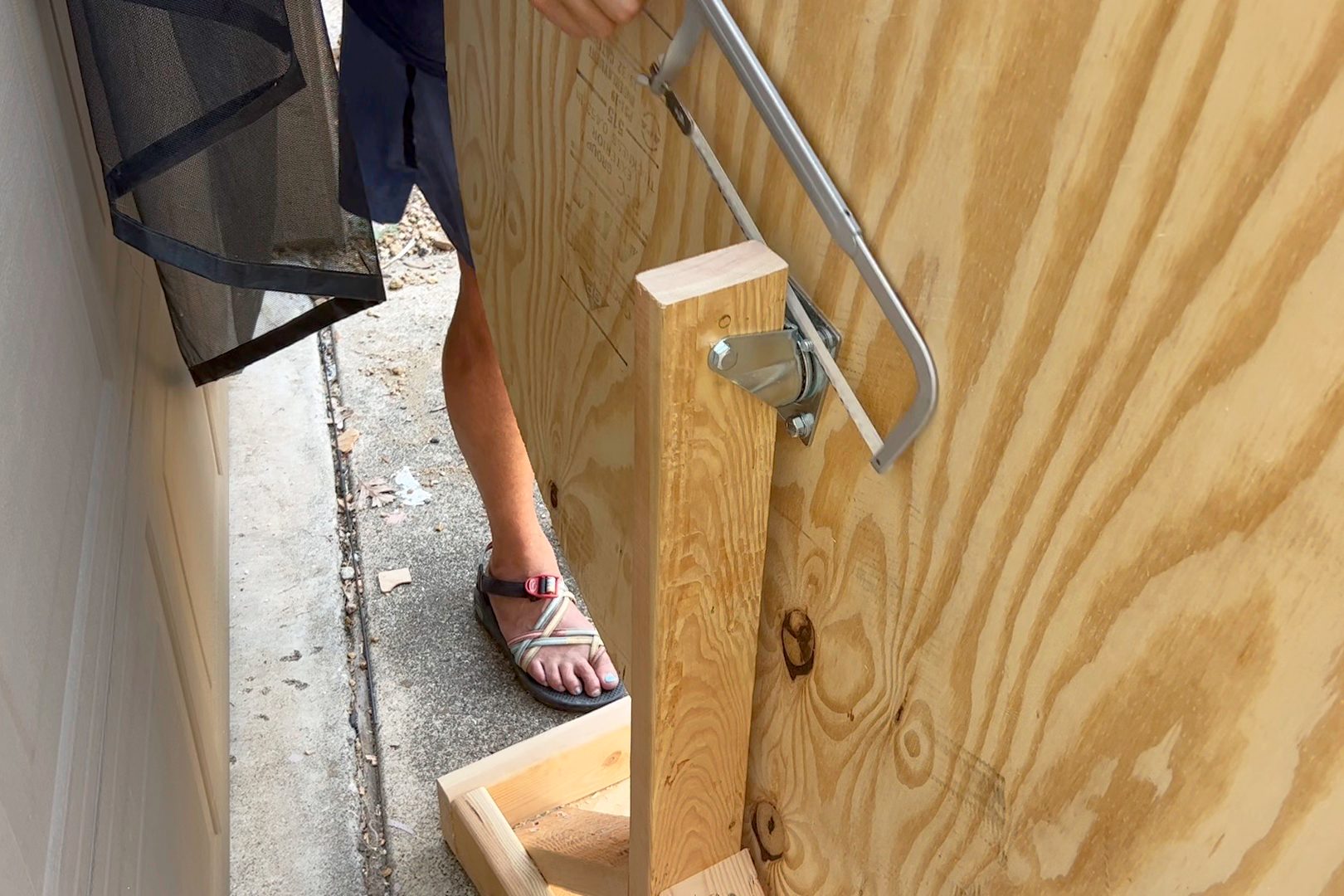 Cut Bolts With Hacksaw