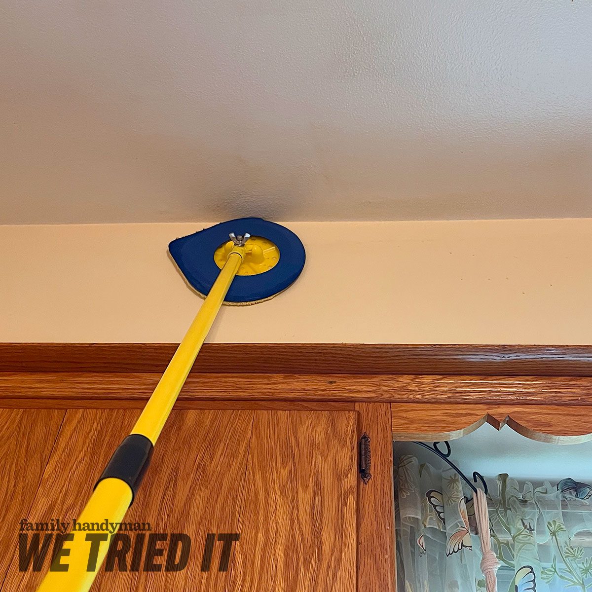Cleaning wall with wall mop