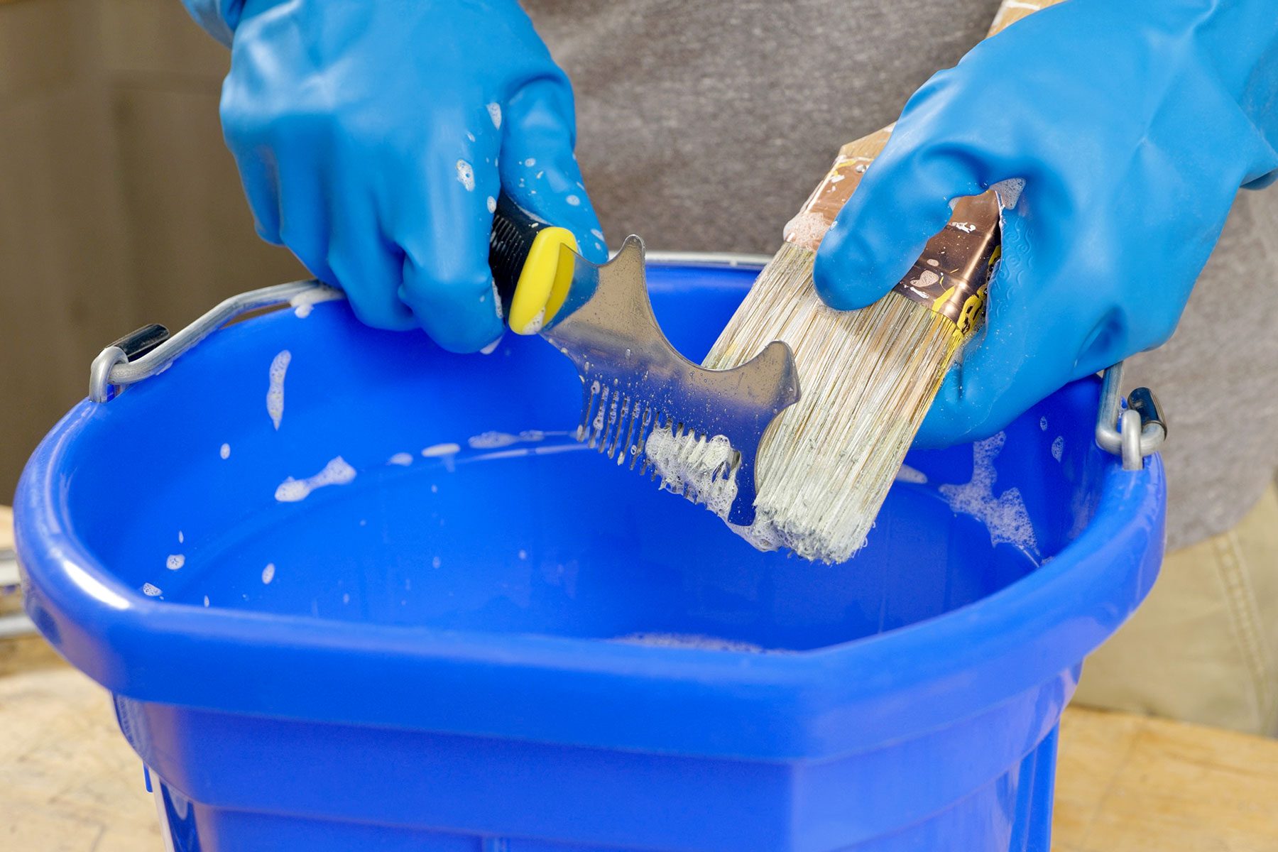 How To Clean Paint Brushes Fhmvs24 Pk 8 1 Cleaningpaintbrusheswaterbased Step2