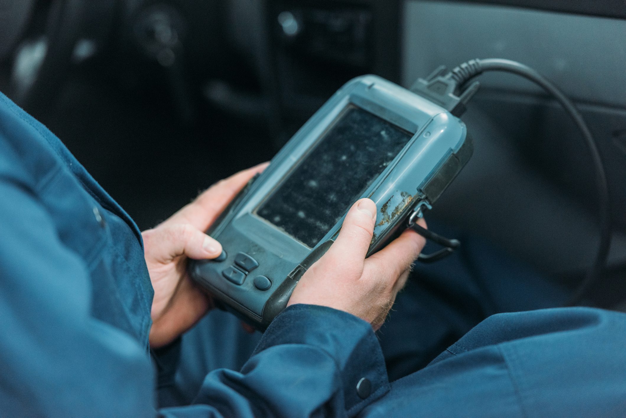 automechanic using car diagnostic tool